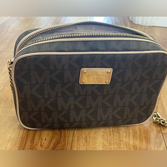 Micheal Kors, Jet Set Large Printed Logo Crossbody Bag. Brand new, used once! - Picture 3 of 3